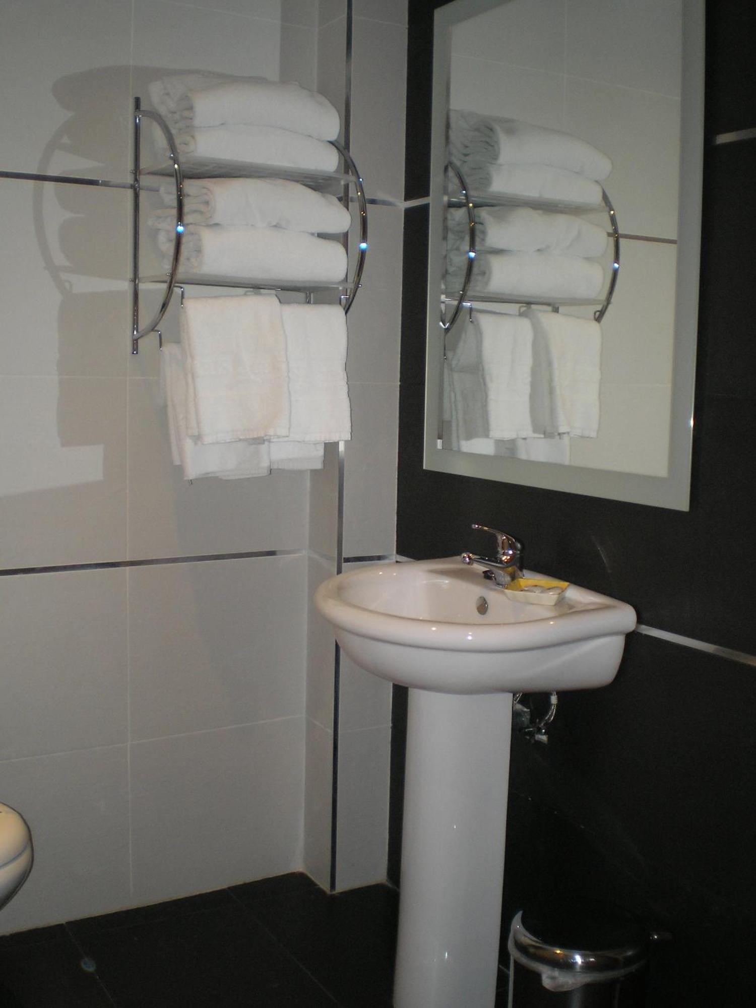 Apartamentos Plaza Espana Deluxe Сарагоса Екстериор снимка